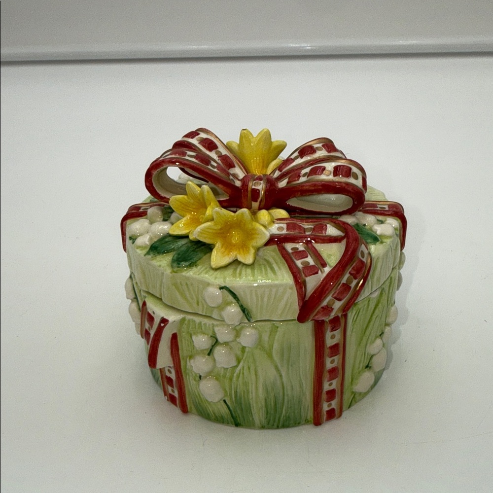 Fitz & Floyd ceramic lidded trinket box “Lily of the Pond “